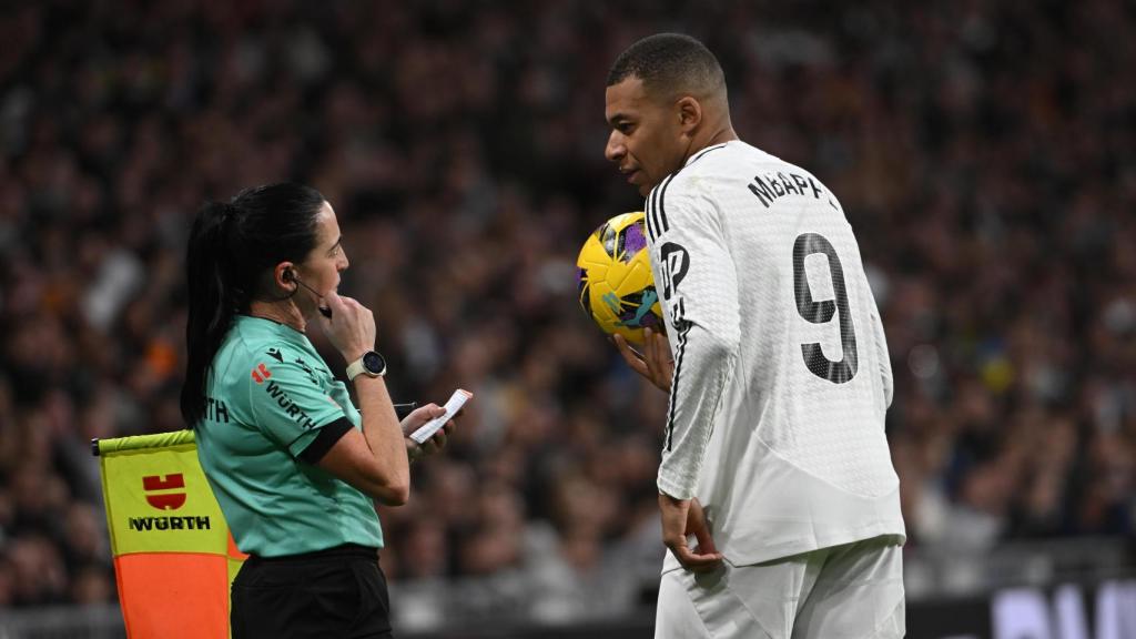 Kylian Mbappé dialoga con la linier del encuentro