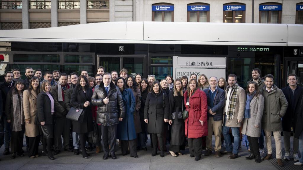 Una representación de la redacción de El Español junto al bus de la campaña 'Rugimos por encima de todos'