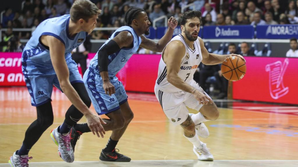 Campazzo, presionado por dos jugadores del MoraBanc Andorra.