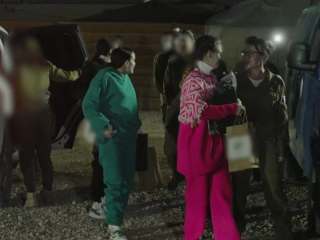 Las rehenes liberadas son recibidas por las FDI sosteniendo los regalos que les dio Hamás.