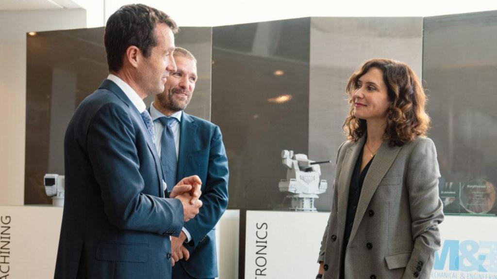 Ángel Escribano y Javier Escribano con Isabel Díaz Ayuso durante una visita de la presidenta de la Comunidad de Madrid a sus instalaciones el pasado mes de octubre.
