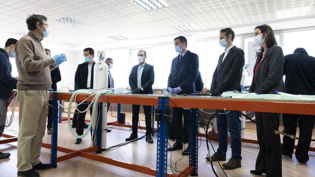 El presidente del Gobierno, Pedro Sánchez, junto Ángel Escribano y Javier Escribano, entre otras personas, durante a un visita a la empresa de respiradores Hersill en abril de 2020.