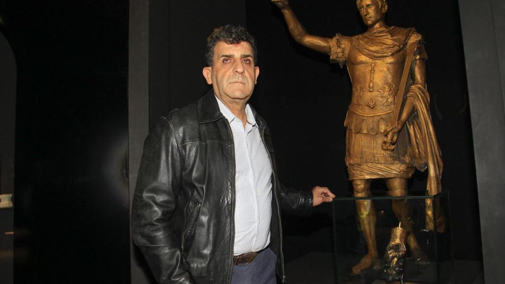 El director del MARQ, Manuel Olcina, ante la recreación de una estatua dedicada al general Germánico. Efe / Pep Morell
