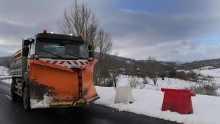 Una máquina quitanieves en una carretera de Castilla y León
