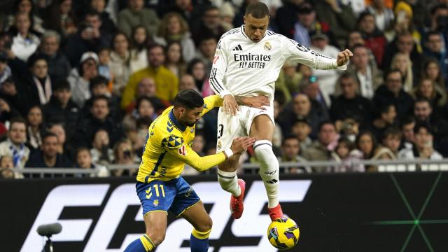 Mbappé trata de zafarse de la presión de Benito.