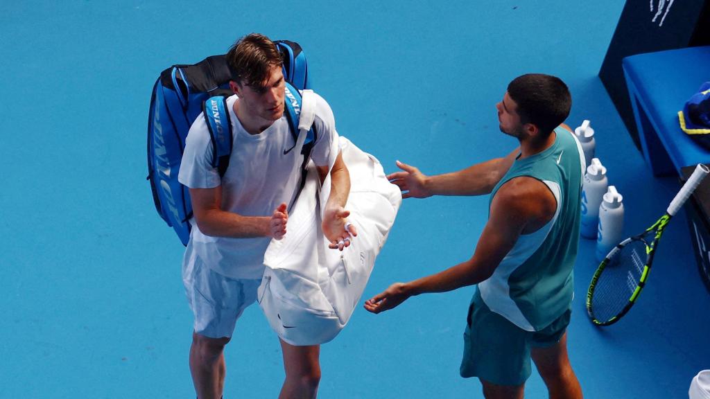 Carlos Alcaraz consola a Draper tras la lesión del inglés.