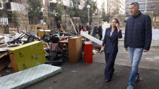 La secretaria general del PP, Cuca Gamarra, y el alcalde Xavier García Albiol, el día 17 duante una visita a un colegio 'desokupado' en Badalona.