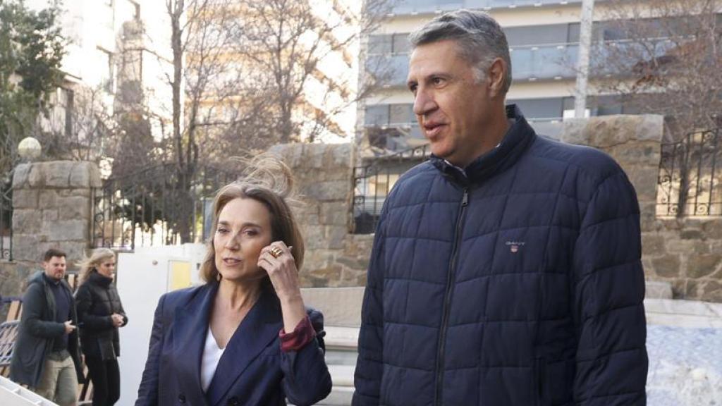 La secretaria general del PP, Cuca Gamarra, y el alcalde Xavier García Albiol, el día 17 durante una visita a un colegio 'desokupado' en Badalona.