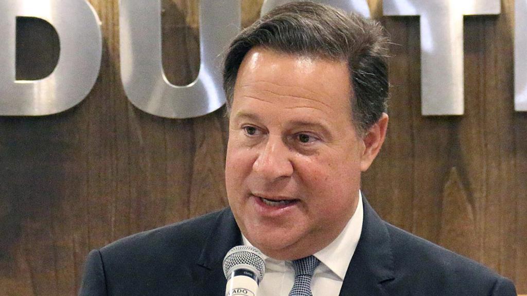 Los expresidentes panameños Ricardo Martinelli y Juan Carlos Varela.