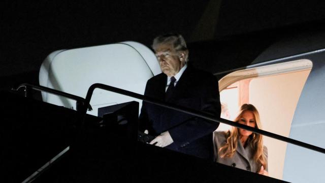 Donald Trump  y su esposa Melania, a su llegada al Aeropuerto Internacional Washington.