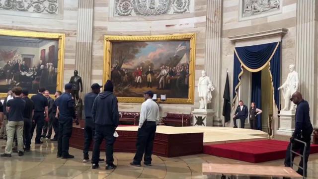 Los operarios, preparando el escenario bajo la cúpula del Capitolio que acogerá la jura de Trump