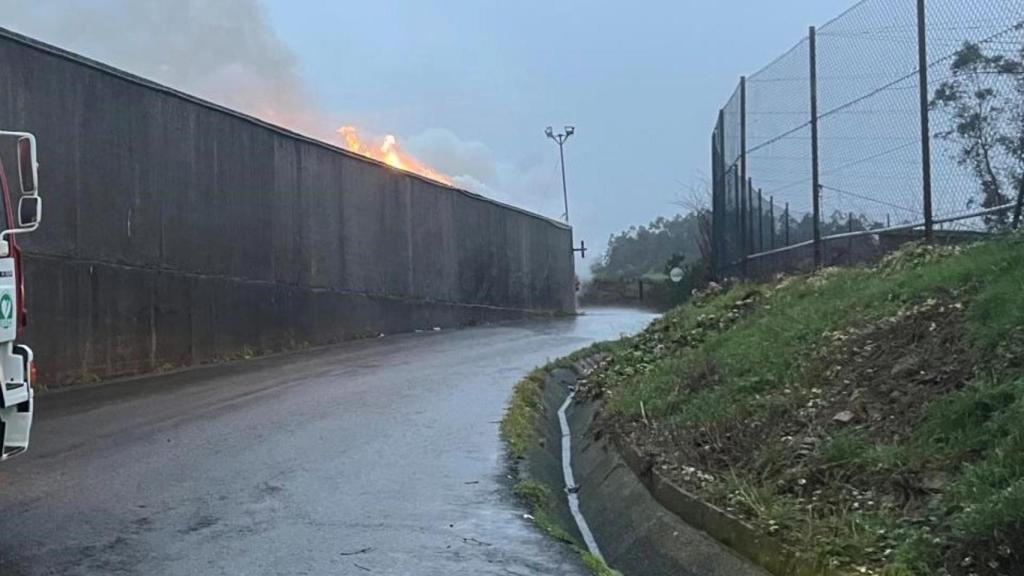 Incendio en una planta de reciclaje de Lousame (A Coruña)