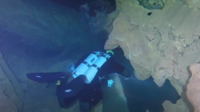 Un buceador adentrándose en la Cueva del Agua en Cartagena.