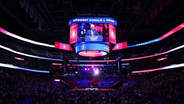 El estadio Capitol One de Washington DC asiste al 'discurso de la victoria' de Trump horas antes de su toma de posesión