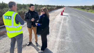 El alcalde de San Javier, José Miguel Luengo (c), visita las obras de construcción del carril bici que va desde el antiguo aeropuerto hasta Los Narejos.