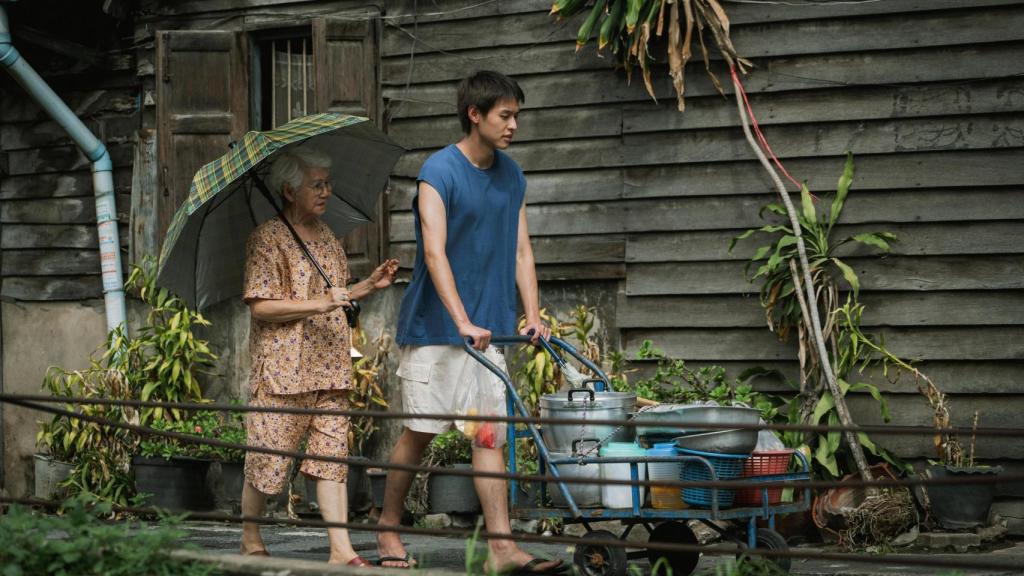 Usha Seamkhum y Putthipong Assaratanakul interpretan a abuela y nieto en el debut de Pat Boonnitipat