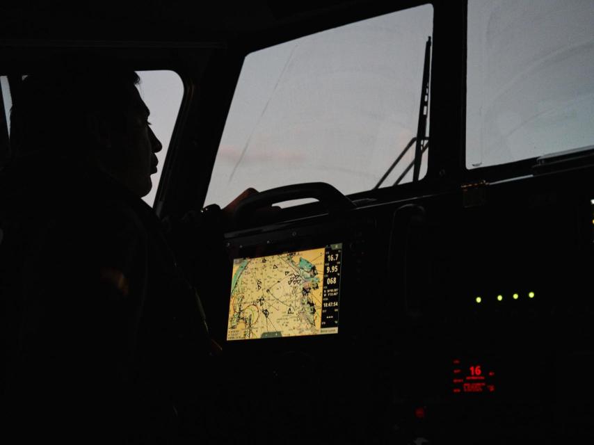 Un agente a bordo de una embarcación de Aduanas. Fotografía realizada con Leica Q3 43.