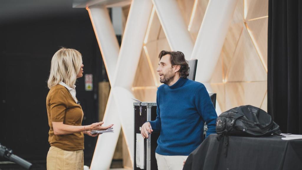 Susanna Griso y Alberto Díaz, presentadora y director de 'Espejo', ultiman detalles en una pausa.