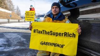 Los activistas han bloqueado el helipuerto de Davos para tributar los superricos.