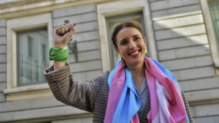 La exministra de Igualdad, Irene Montero, frente al Congreso de los Diputados cuando se aprobó la Ley Trans.