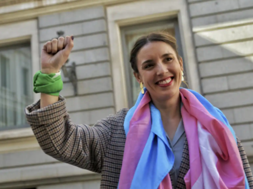 La exministra de Igualdad, Irene Montero, frente al Congreso de los Diputados cuando se aprobó la Ley Trans.