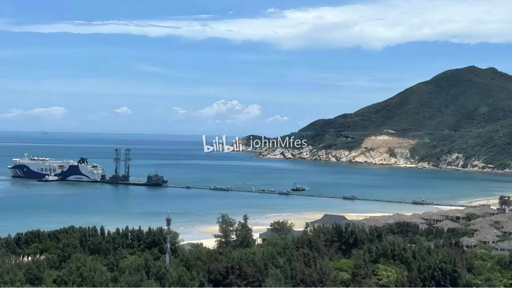 Embarcación intermodal entre ferri y muelle temporal