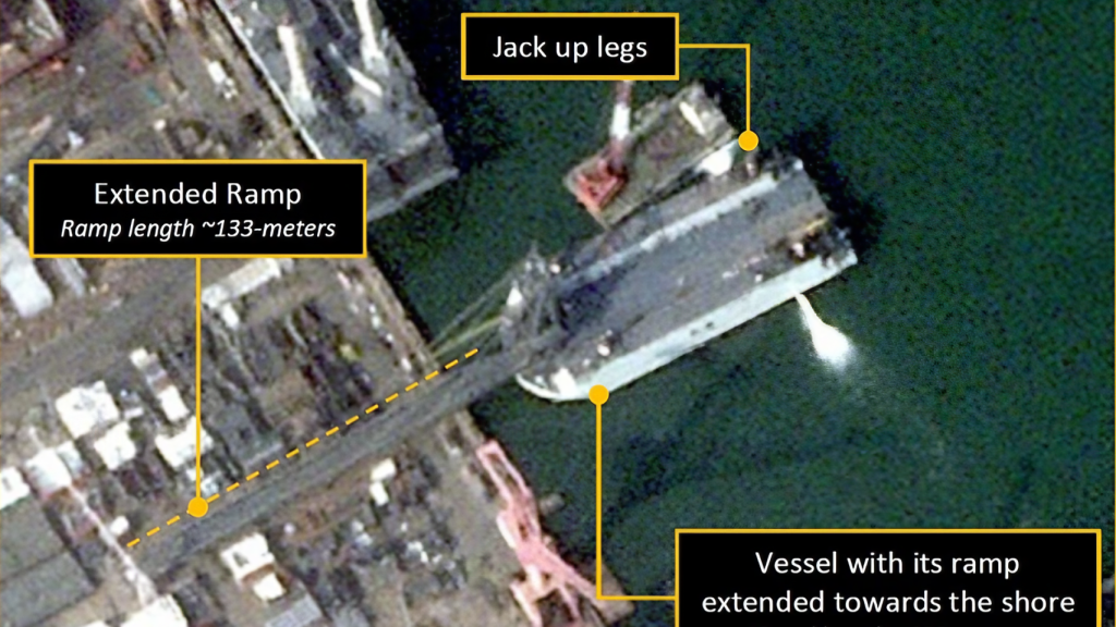 Buque chino en el astillero con la pasarela desplegada