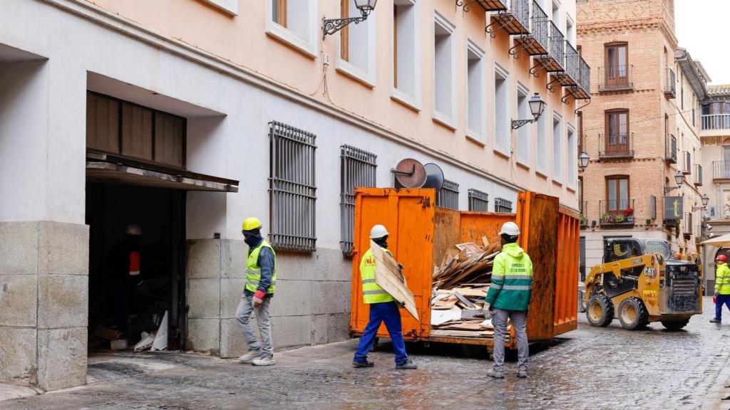 Contenedor de obra situado en la calle Santa Fe.