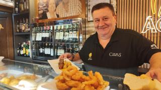 Javi 'Chinitas', regente del bar del mismo nombre, con una buena ración de calamares