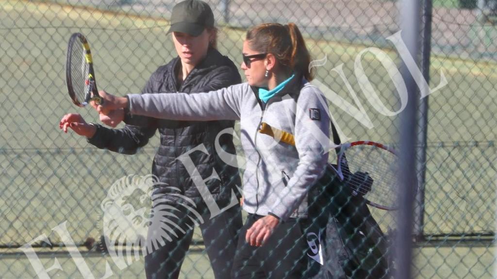 Amber, junto a la profesora de tenis.