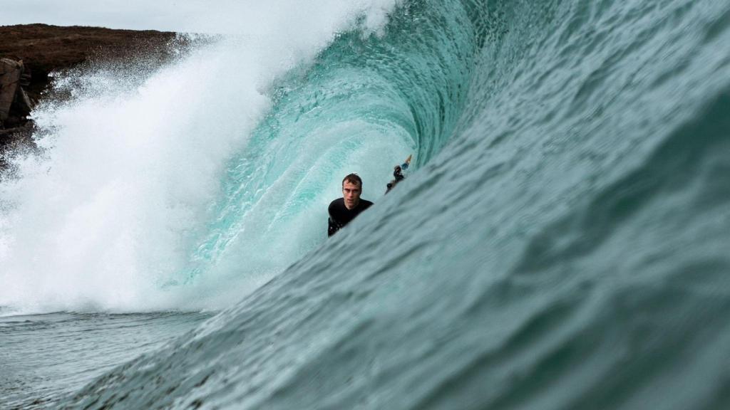 Bruno Martín practicando bodyboard en Valdoviño el 1 de enero de 2024.