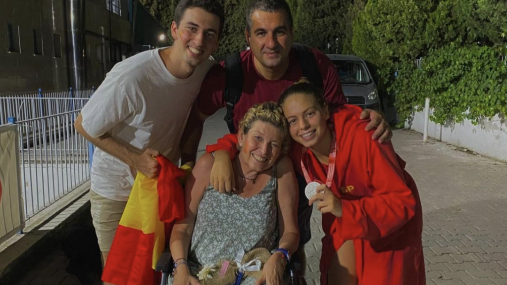 La familia de Menchu: su marido Alex y sus dos hijos de 18 y 21 años después de la competición de waterpolo de su hija.