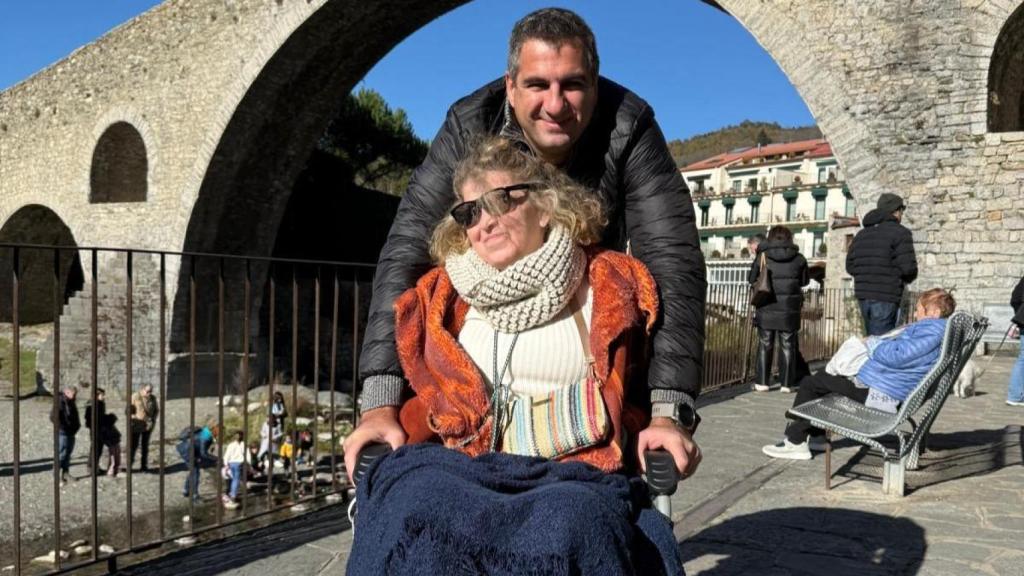 Menchu, paciente de síndrome cerebeloso, junto con su marido, Alex.