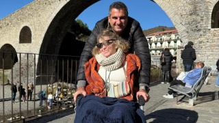 Menchu, paciente de síndrome cerebeloso, junto con su marido, Alex.