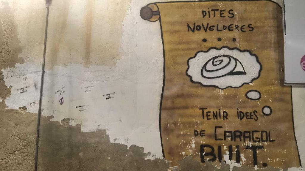 Un mural que recuerda este dicho popular en Novelda.