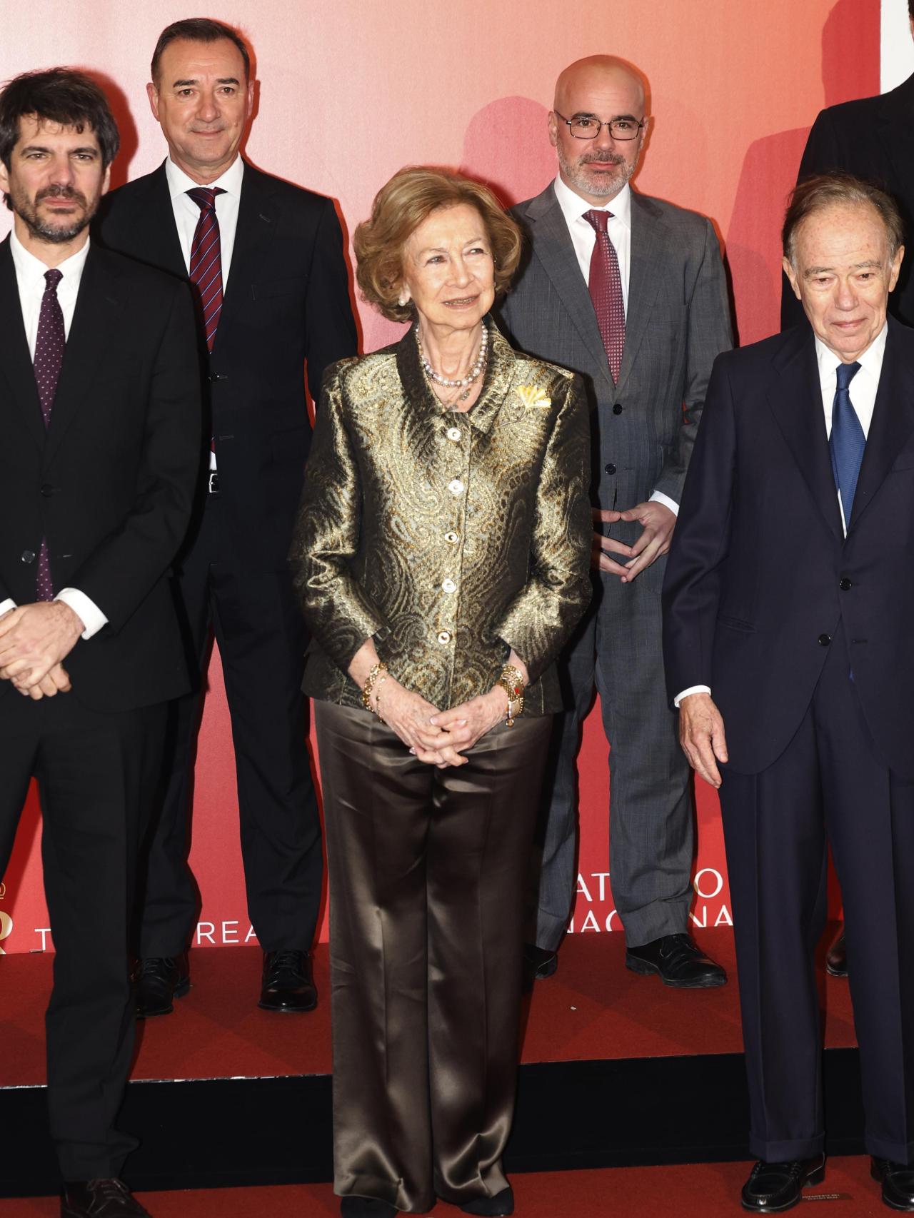 La reina Sofía junto al ministro de Cultura, Ernest Urtasun, y al presidente del Teatro Real, Gregorio Marañón y Bertrán de Lis.