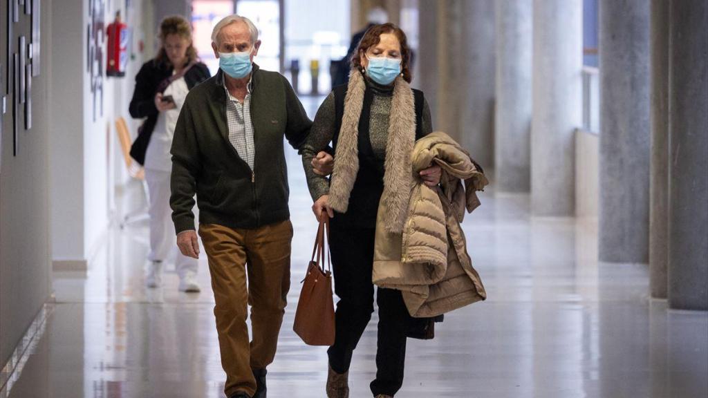 Imagen de archivo de una pareja con gripe acudiendo a un centro sanitario.