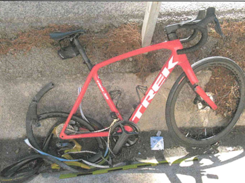 La bicicleta de Rafael destrozada tras el atropello estaba colocada sobre el quitamiedos de la N-340.