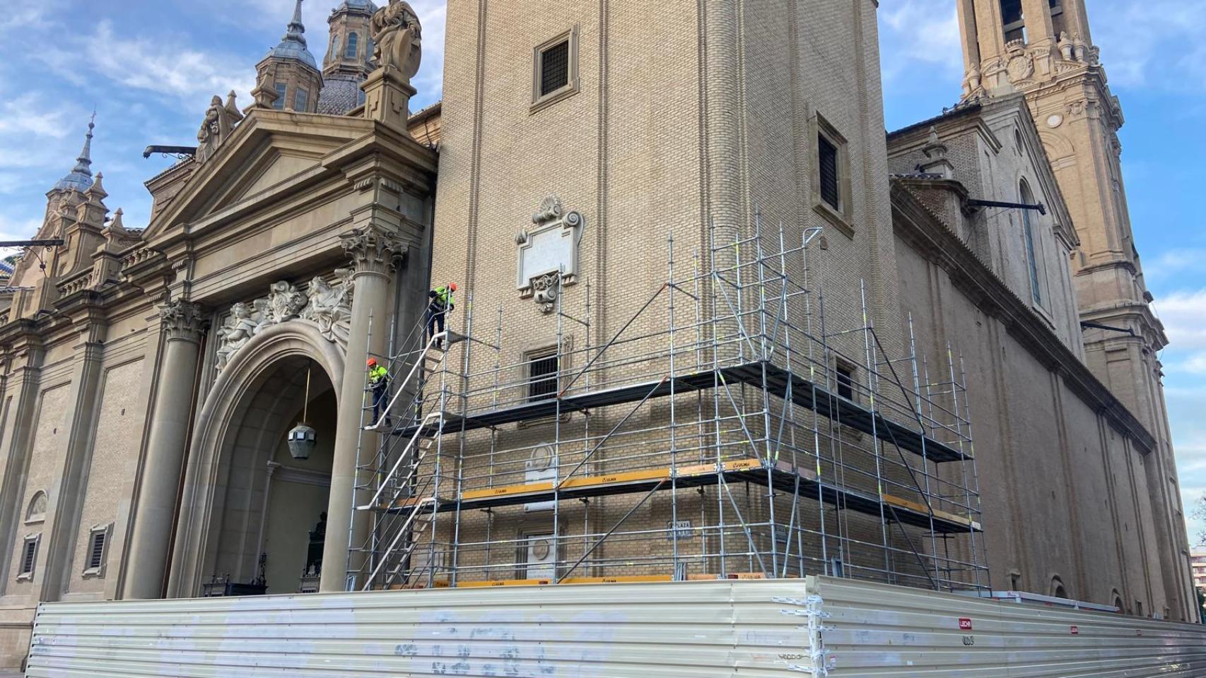 Andamios en la basílica del Pilar, este lunes.