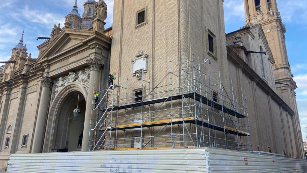 Andamios en la basílica del Pilar, este lunes.