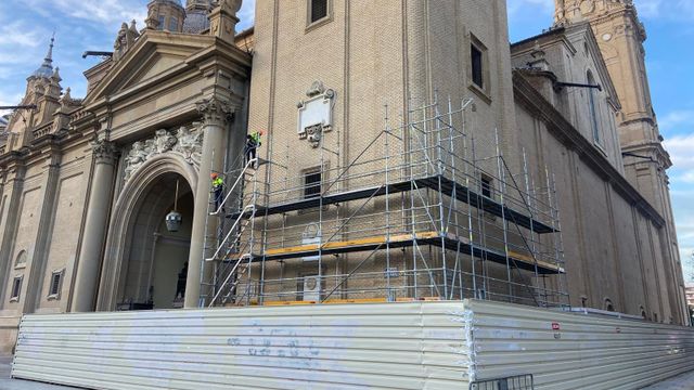 Andamios en la basílica del Pilar, este lunes.