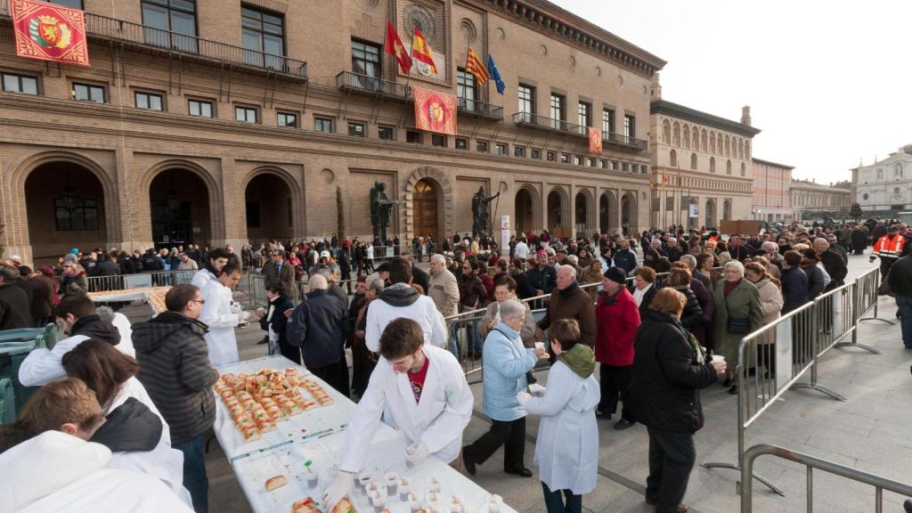 Imagen de archivo del reparto de roscón en San Valero.