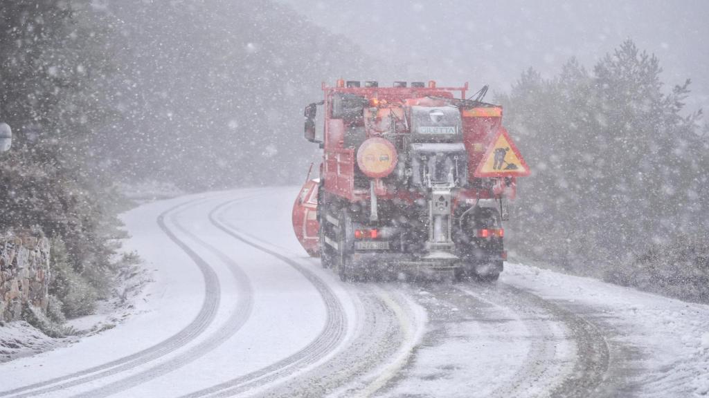 Una carretera afectada por la nieve en la provincia de Salamanca