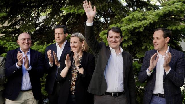 El presidente del PP de Castilla y León, Alfonso Fernández Mañueco, participa en un acto de campaña en el Museo Patio Herreriano de Valladolid junto al presidente provincial del partido, Conrado Íscar, y junto al candidato del PPCyL en las pasadas elecciones, Raúl de la Hoz