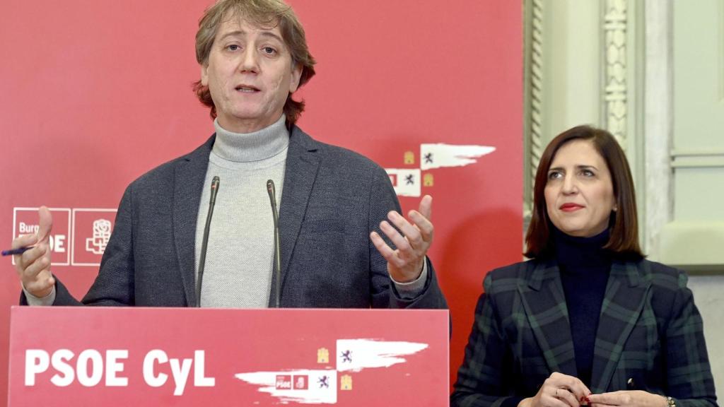 El secretario general electo del PSOECyL, Carlos Martínez, participa en un encuentro con militantes del PSOE de Burgos, junto a la portavoz de la Comisión Ejecutiva Federal y secretaria de los socialistas burgaleses, Esther Peña.
