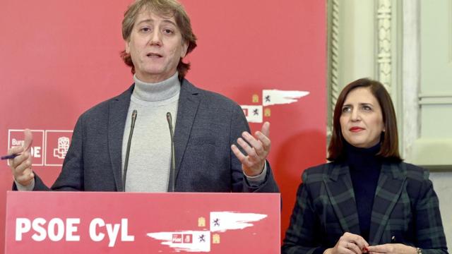 El secretario general electo del PSOECyL, Carlos Martínez, participa en un encuentro con militantes del PSOE de Burgos, junto a la portavoz de la Comisión Ejecutiva Federal y secretaria de los socialistas burgaleses, Esther Peña.