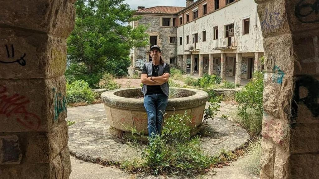 Jason Lee, el nuevo dueño californiano del Salto de Castro durante su visita al poblado