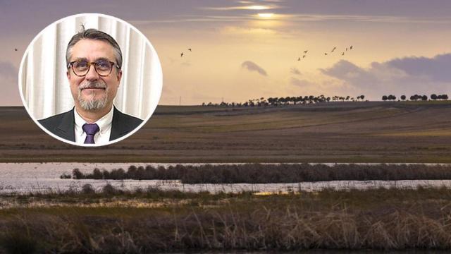 Municipio de El Oso,en Ávila, donde se confirmó un foco de gripe aviar en 2022 y el inmunólogo Alfredo Corell.