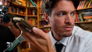 El reportero Carles Tamayo debutó en el nuevo 'CQC' con la 'estafa del loro'.