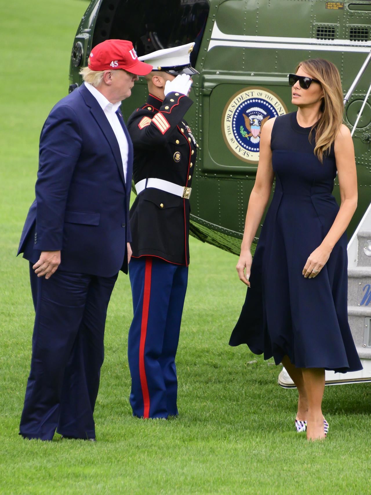 Donald Trump y Melania junto al helicóptero destinado a la pareja presidencial.